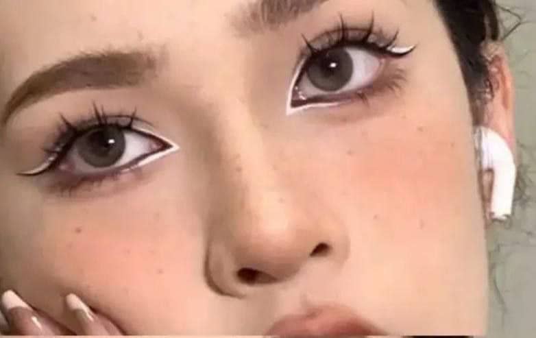 مداد سفید شمعی ضدآب آرت اسکین | ARTSKIN Silky Eyeliner - Image 2