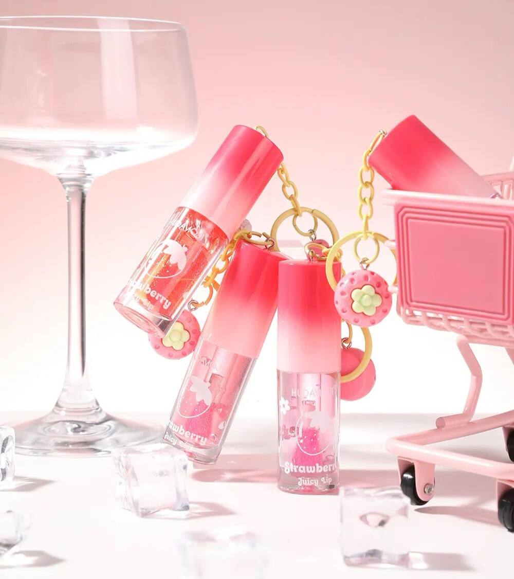 ✨ لیپ گلاس مینی آویزدار HUDAMOJI (Strawberry Juicy Lip)